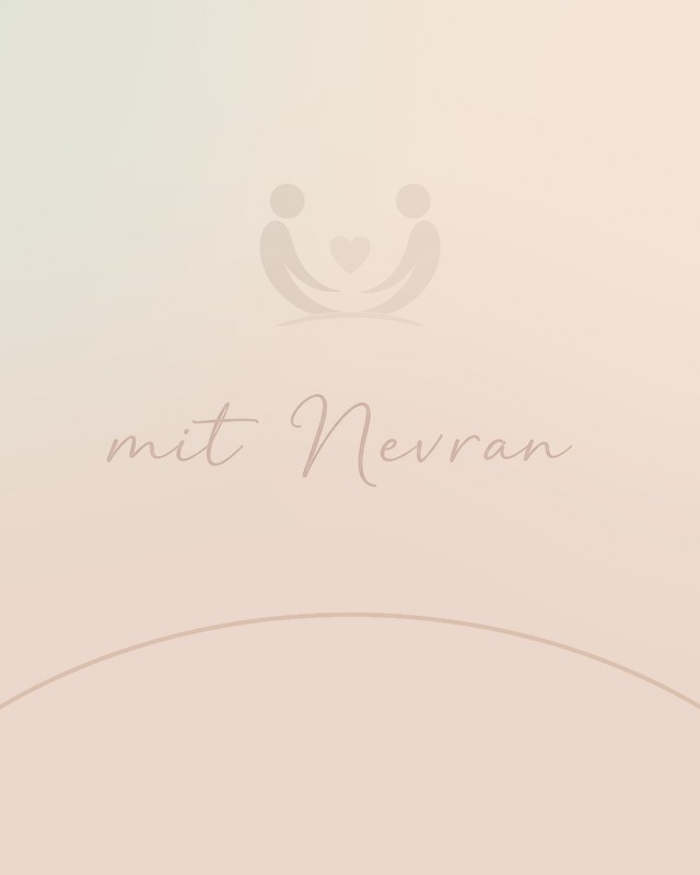 Der Schriftzug „mit Nevran“ aus dem Logo auf einer warmen Farbfläche.